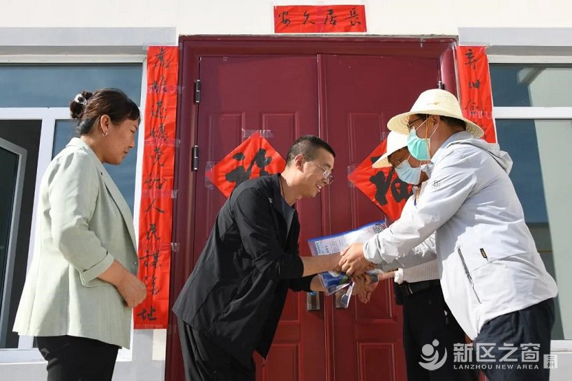 舟曲县首批避险搬迁群众入住兰州新区！