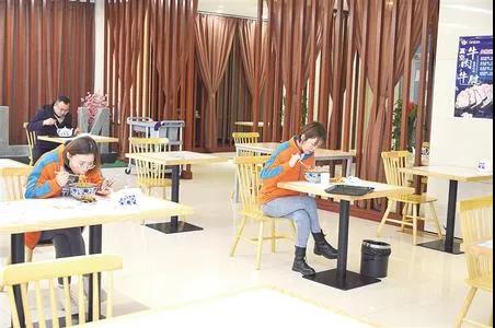 扫码进店 错位进餐……新区餐企有序恢复堂食~