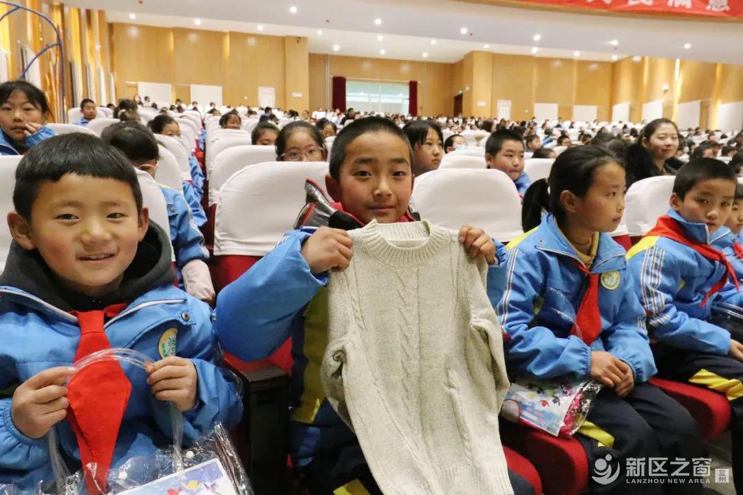 “这件毛衣，有妈妈怀抱的温度”！