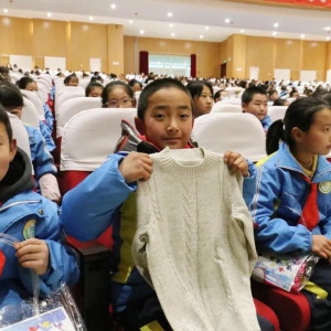 “这件毛衣，有妈妈怀抱的温度”！